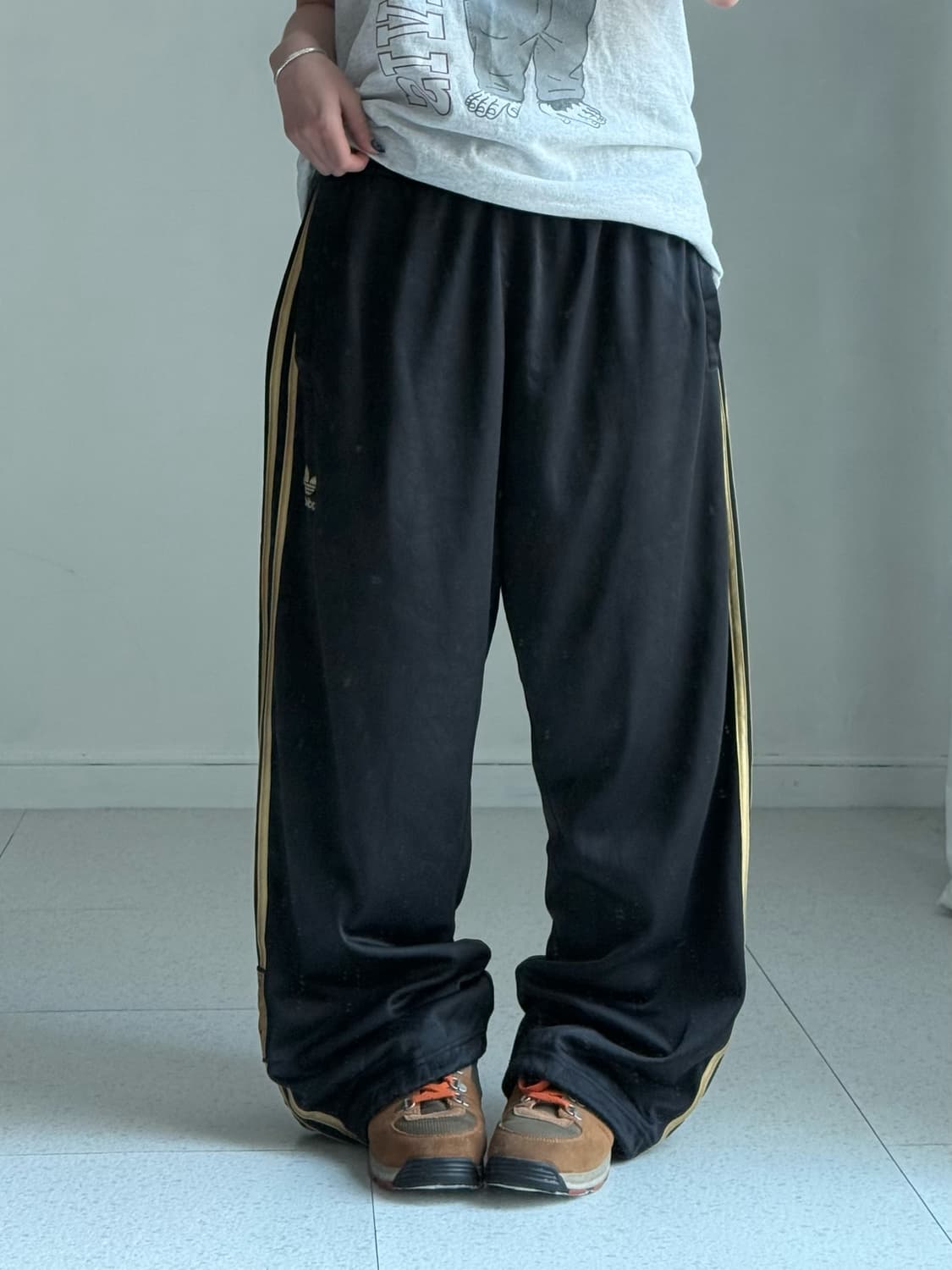 아디다스 블랙 골드 츄바 상품이미지1