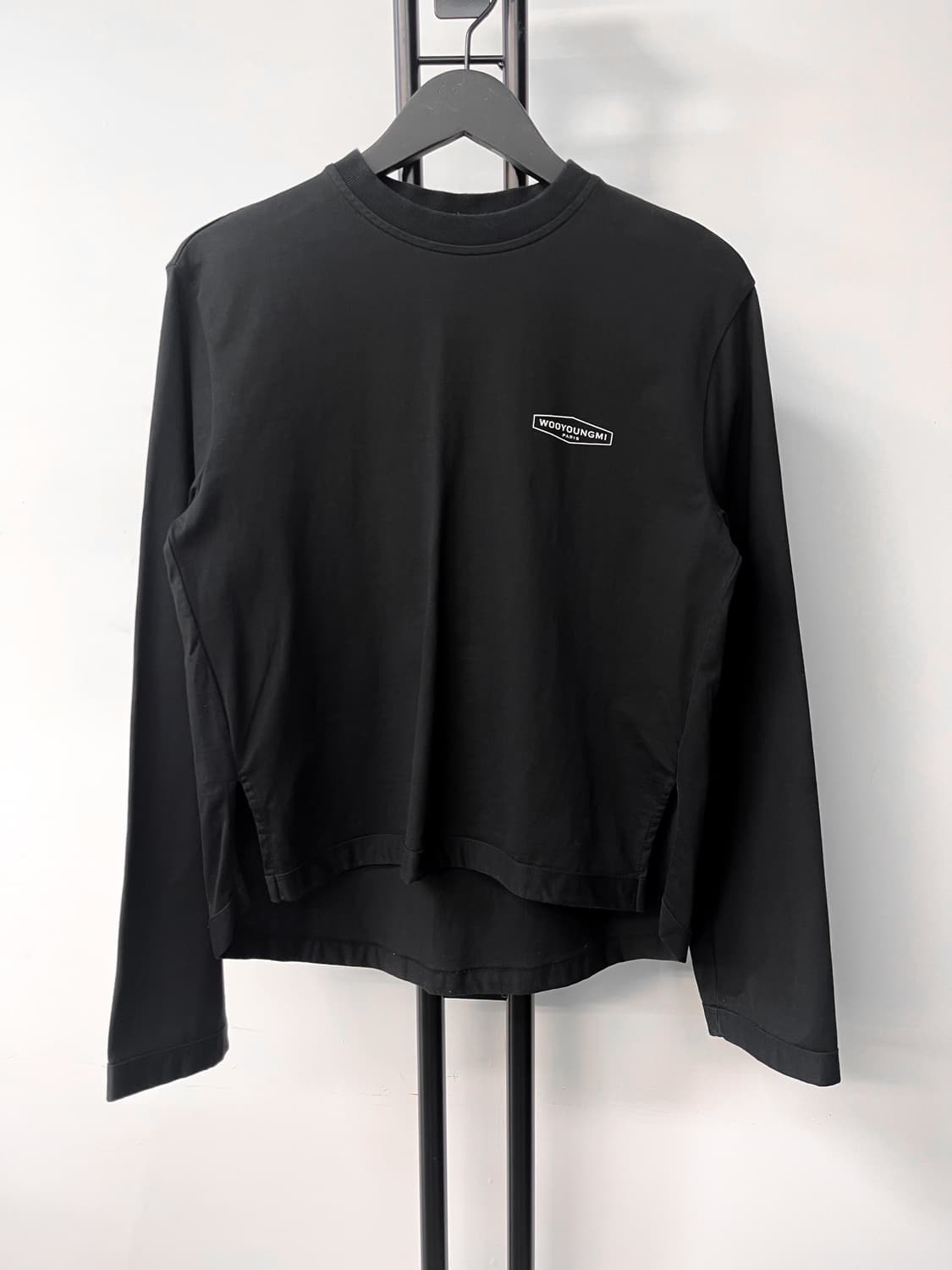 우영미 21s/s 스퀘어 로고 롱슬리브 티셔츠 상품이미지3