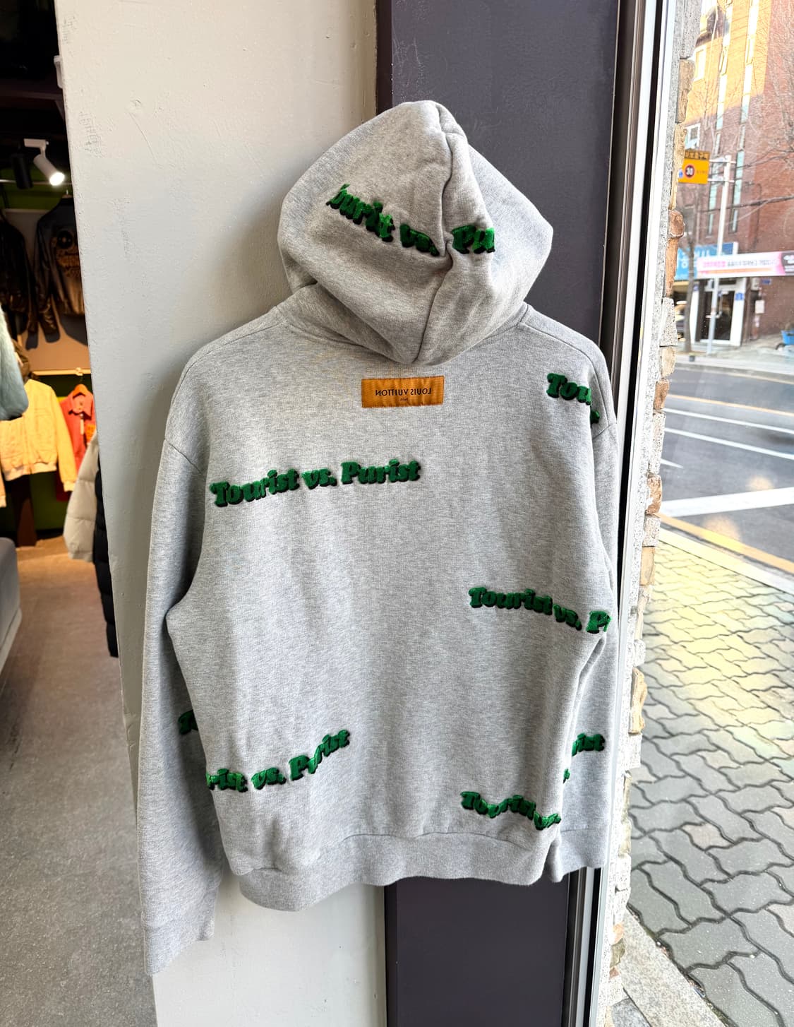 L/ 루이비통 투어리스트 vs. Purist 런웨이 후드티 상품이미지8