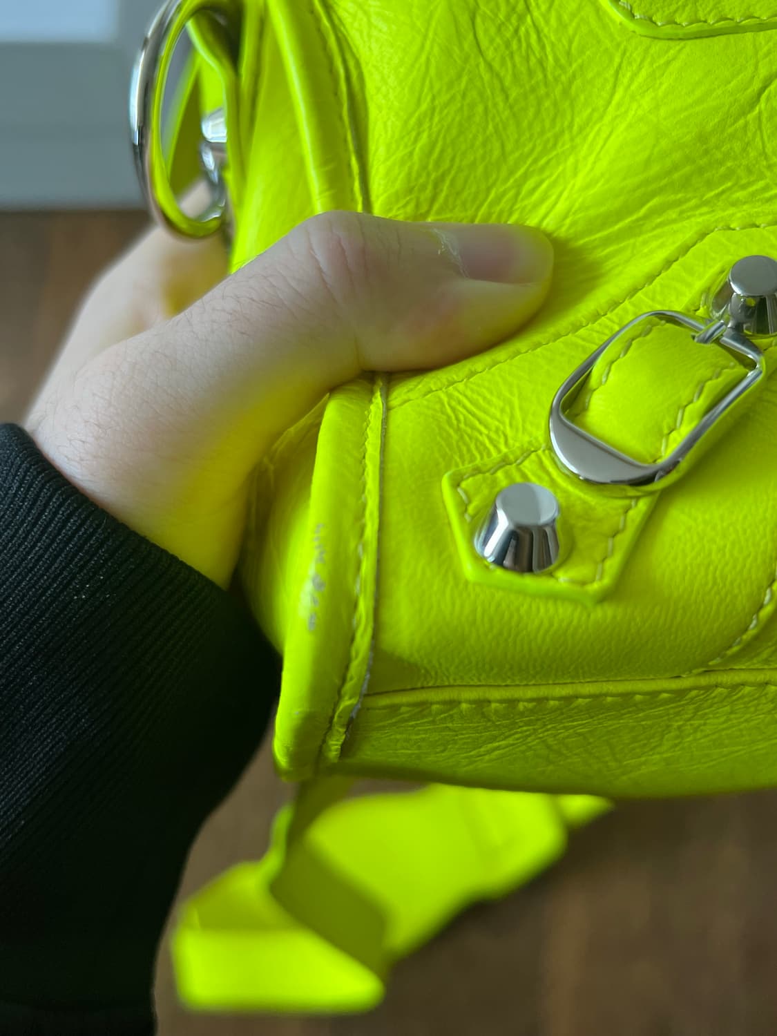 [오늘 급처] 발렌시아가 네온 클래식 시티 모터백 미니 상품이미지9