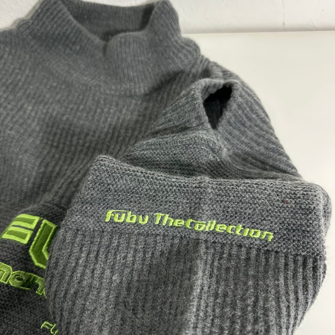100-105 푸부 FUBU 그레이 어깨절개 자수 터틀넥 니트 상품이미지4