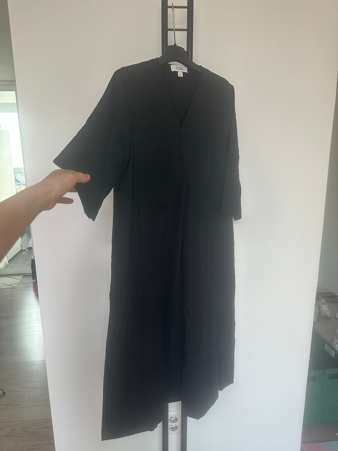 COS  코스 여성   브이넥  롱 기본 라인 원피스 상품이미지3