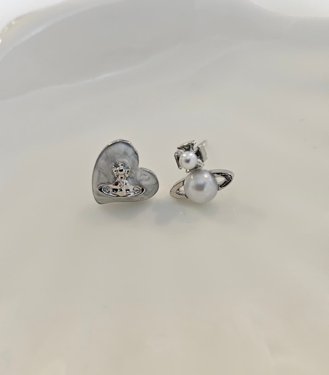 비비안웨스트우드 업사이클링 하트 언발란스 진주 귀걸이 상품이미지2