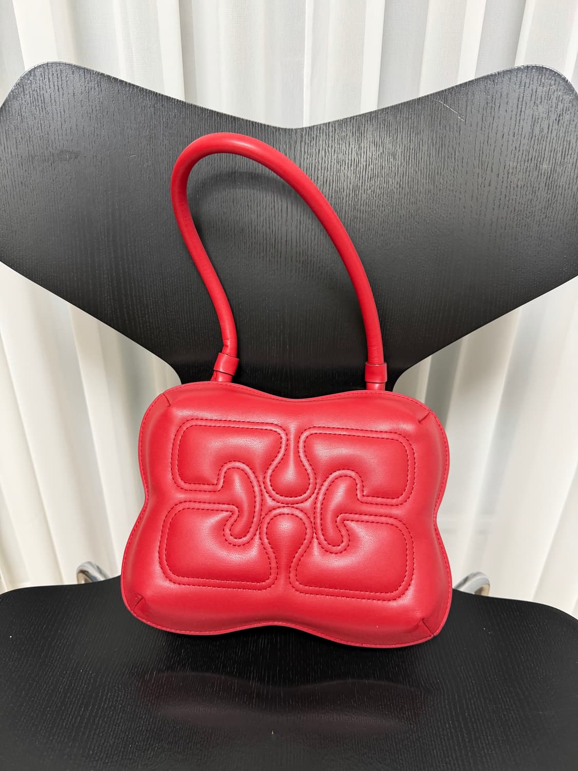 Ganni 버터플라이 로고백 상품이미지4