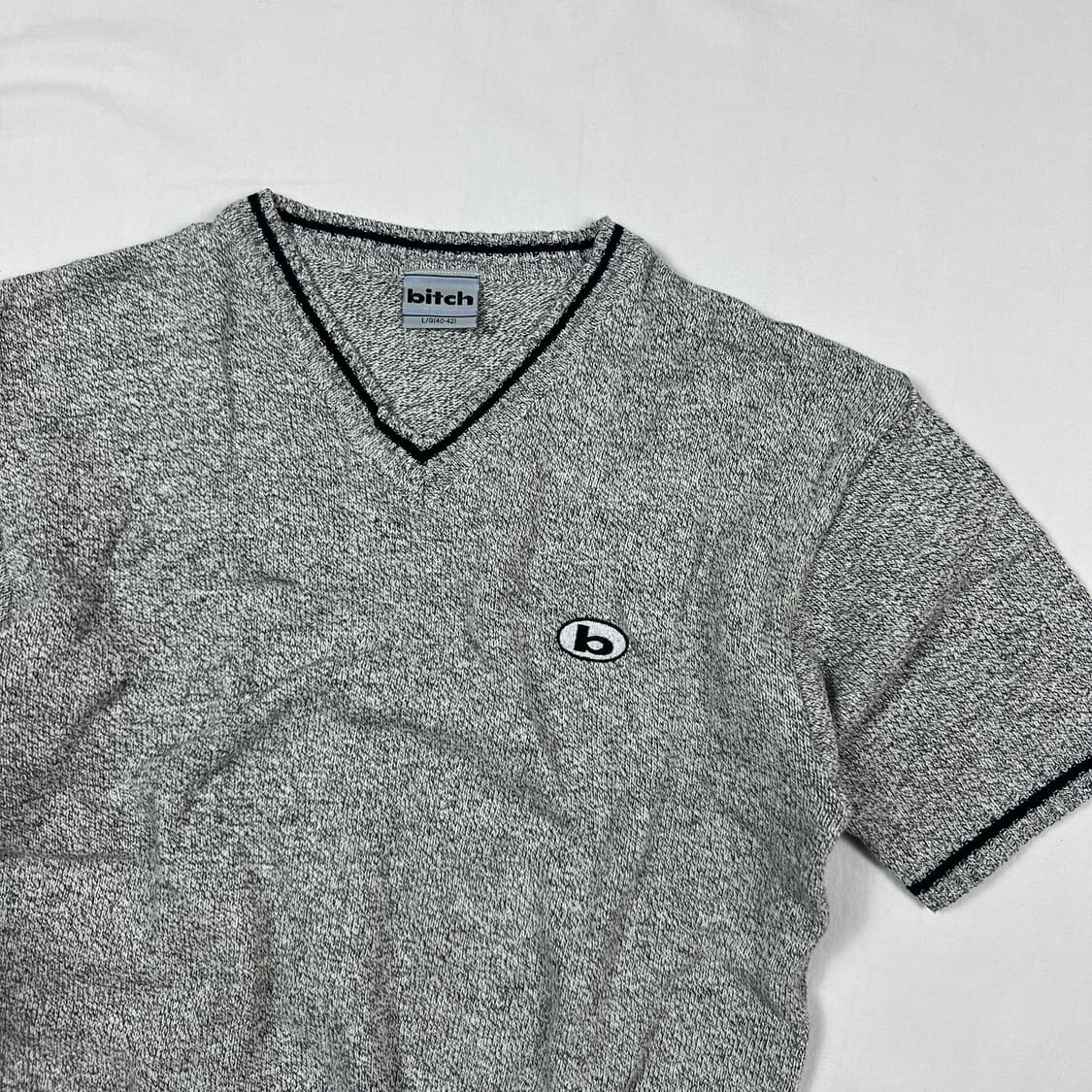 90’s bitch 스케이트보드 b 로고 브이넥 반팔 니트 상품이미지2