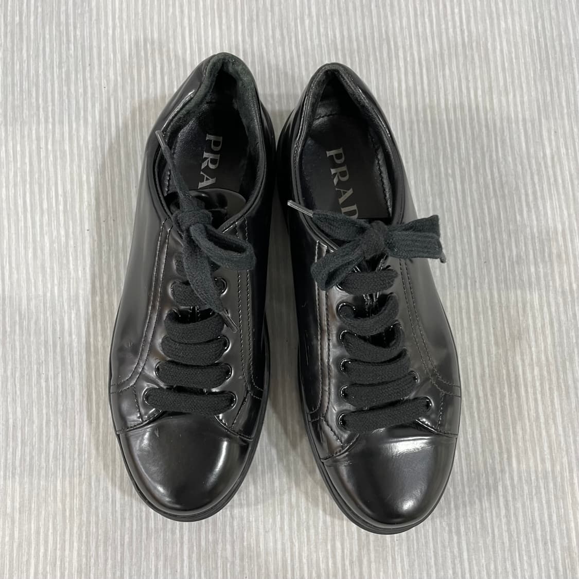 495) PRADA 프라다 페이턴트 레더 스니커즈 36.5 상품이미지2