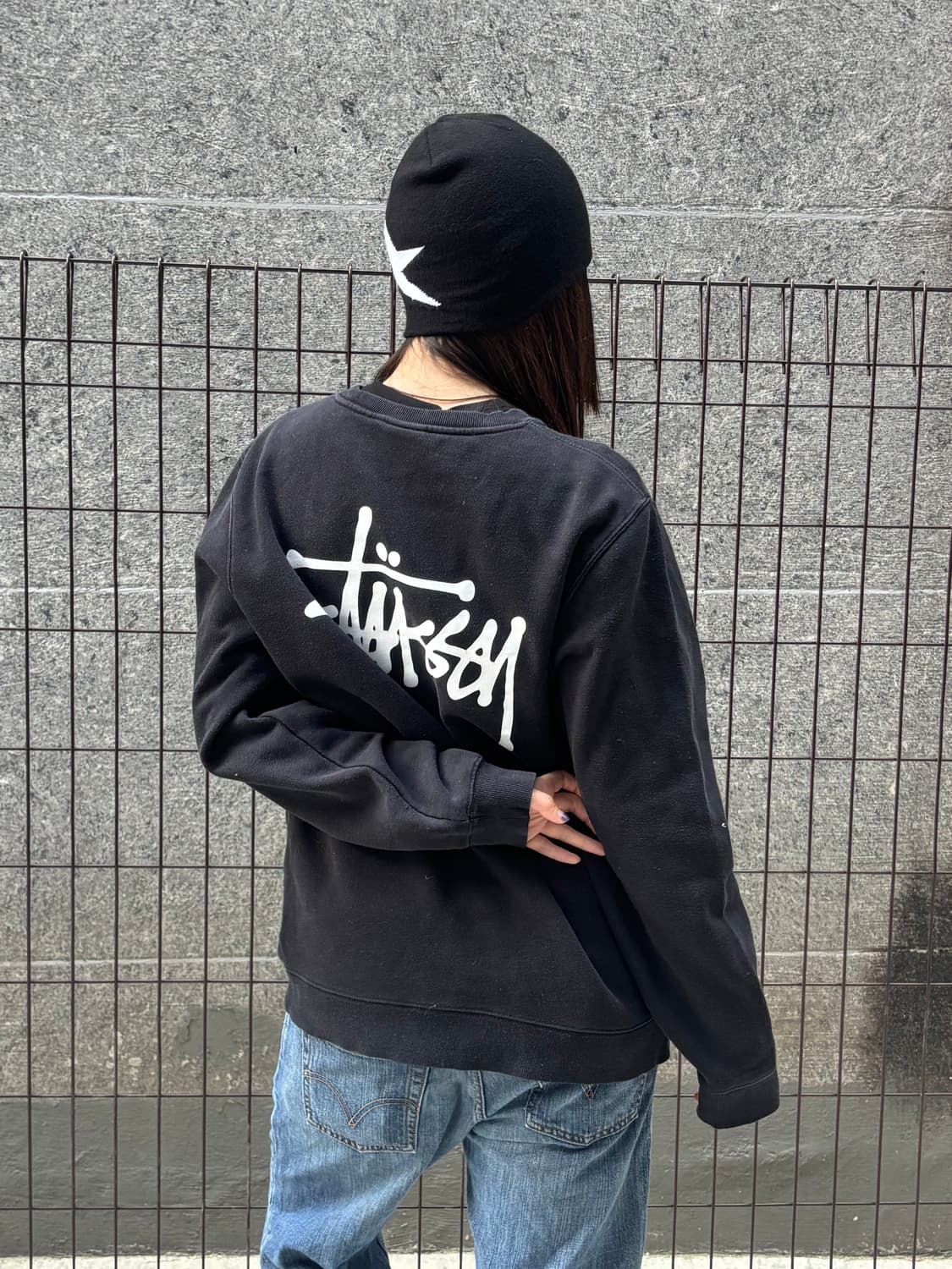 스투시 블랙 로고 맨투맨 상품이미지1