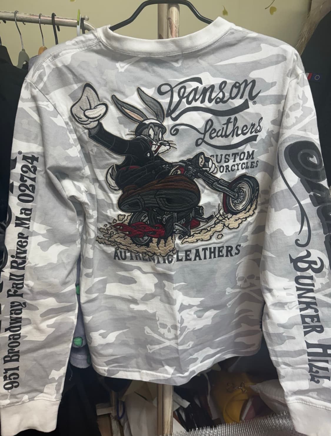 밴슨X루니툰즈 화이트카모 자수 롱슬리브 상품이미지1