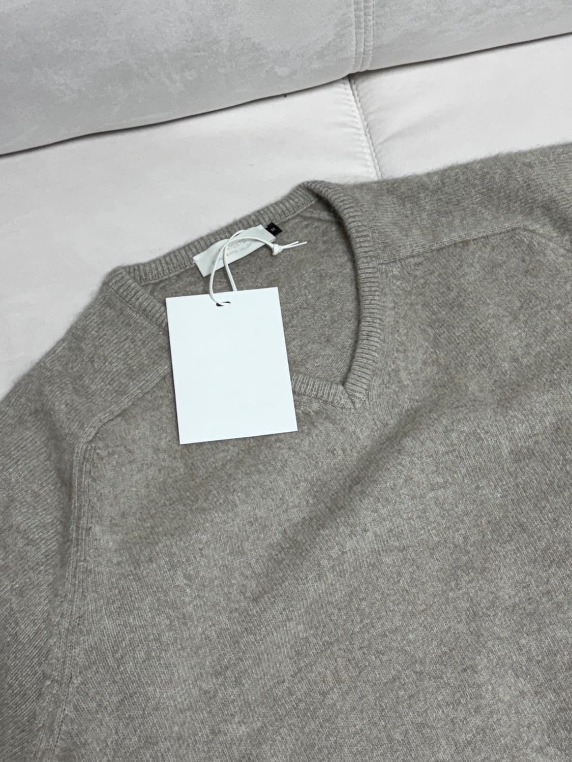 아모멘토 25FW 라쿤 브이넥 니트 M 베이지 상품이미지1