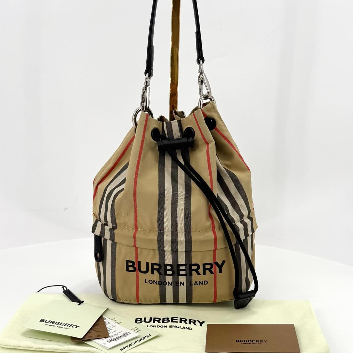 버버리 포이베 버킷 파우치 베이지 (8026737) 상품이미지3