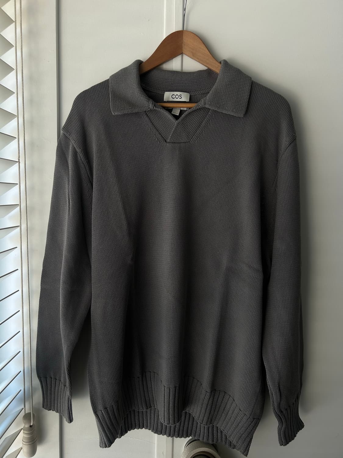 cos 오픈카라 니트 상품이미지1