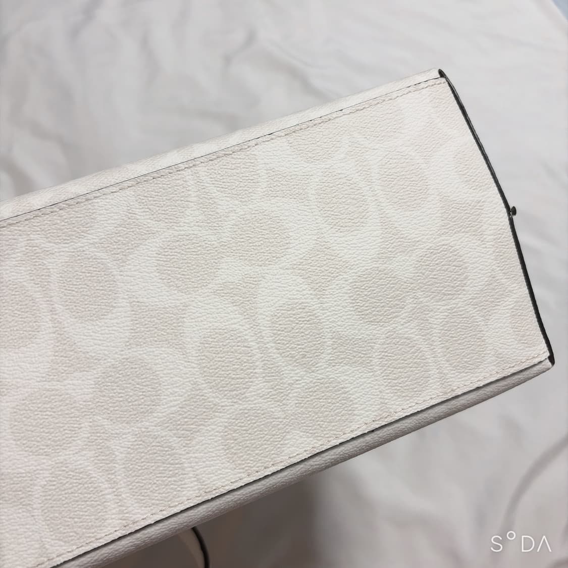 코치 화이트 시그니처 숄더백 상품이미지4