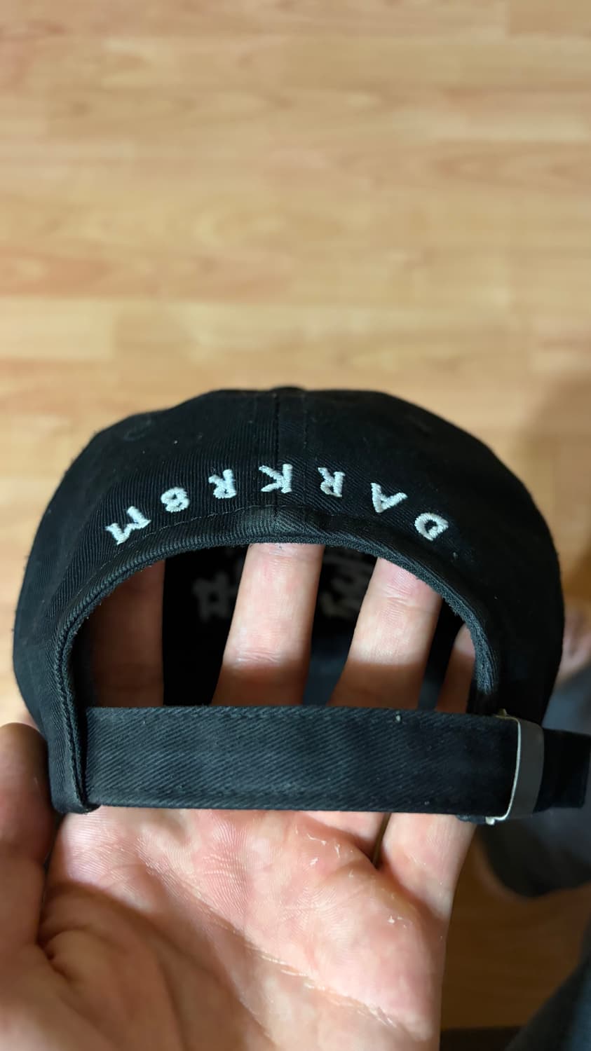 다크룸 스튜디오 업사이드 다운 화이트 로고 캡 상품이미지4