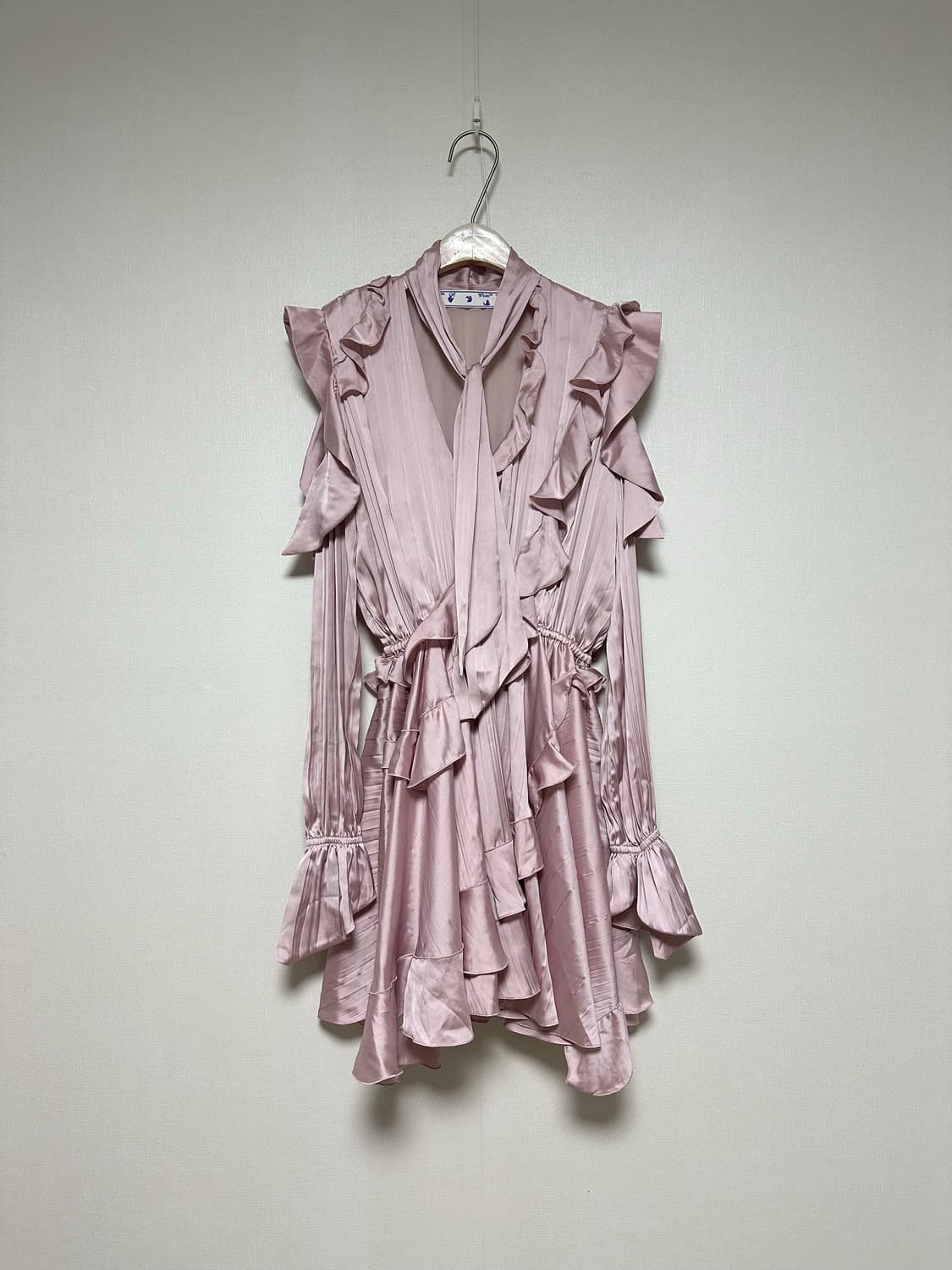 오프화이트 새틴 러플 드레스 상품이미지4