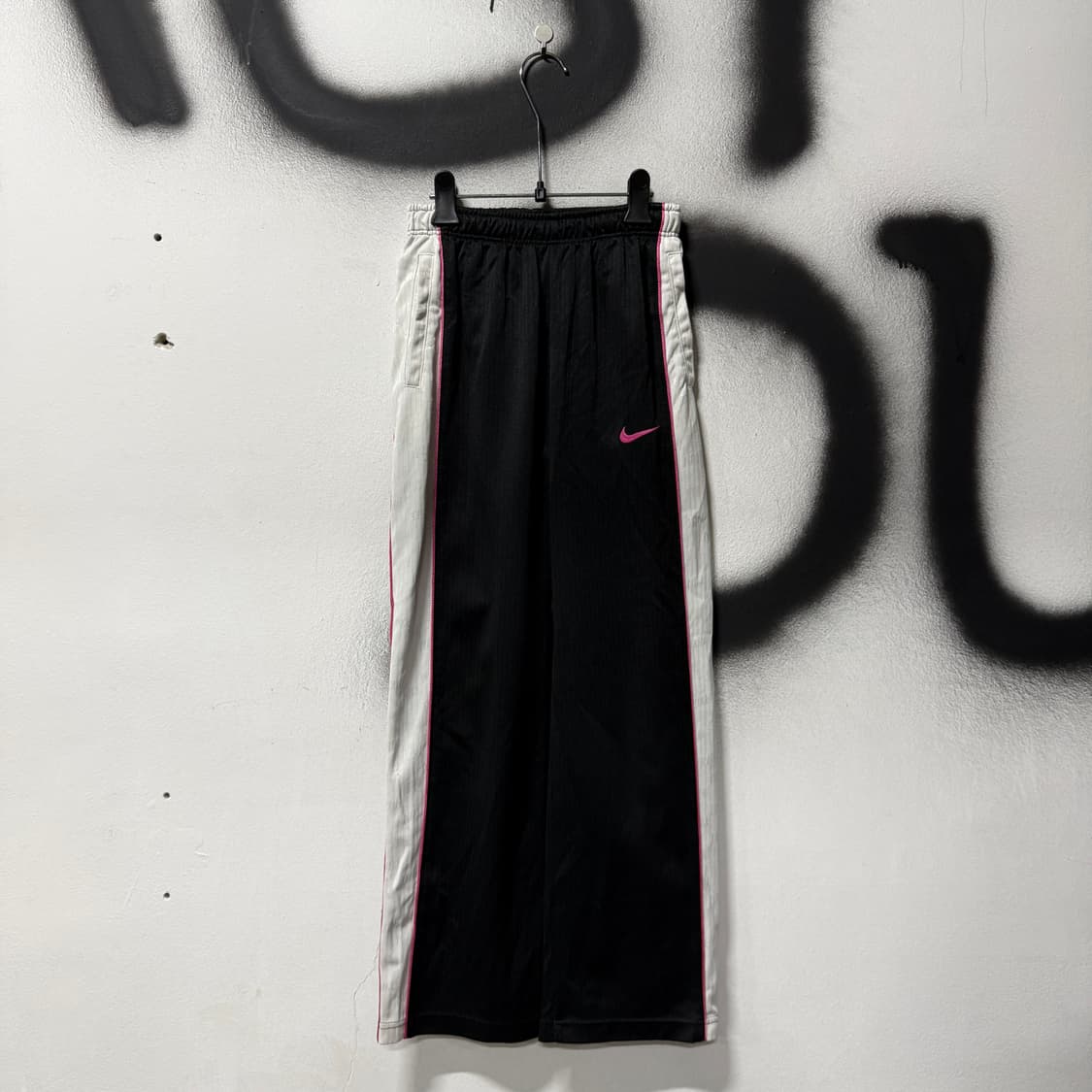 나이키 범고래 핑크 스우시 라인 로고 디테일 와이드 트랙 팬츠 상품이미지1