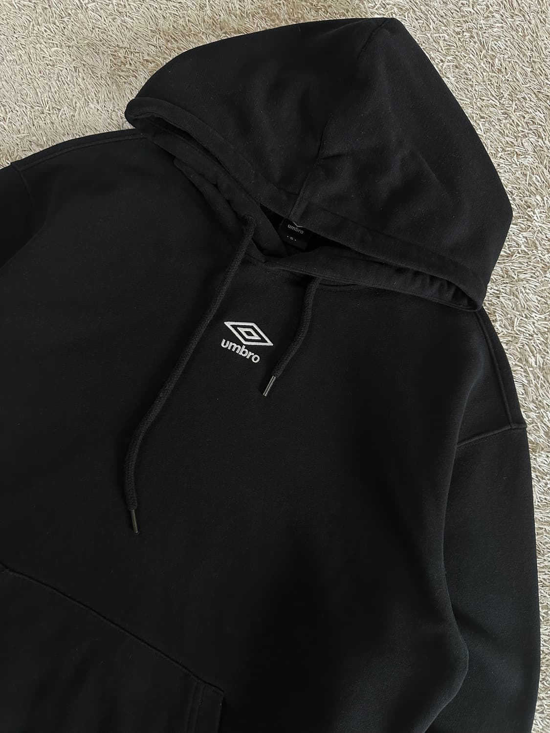 엄브로 UMBRO 센터로고 에센셜 기모 후드티 블랙 상품이미지2