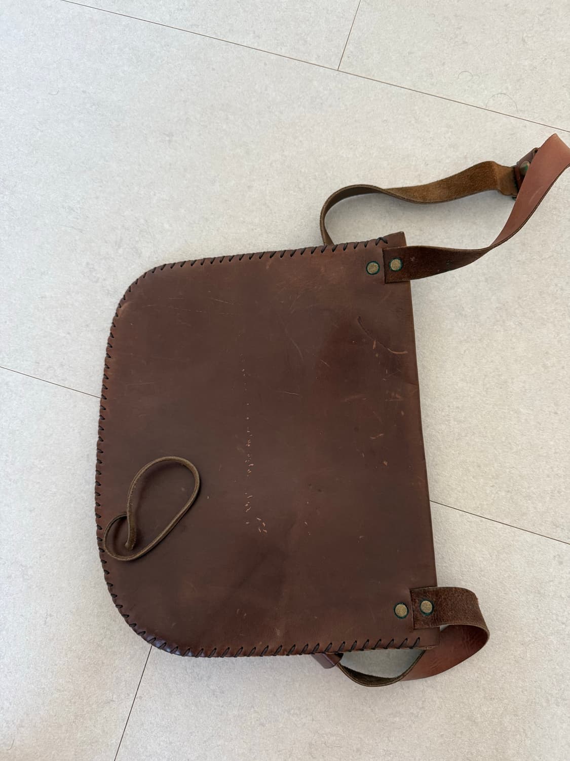 Oak wood button Amber Stitch 레더 크로스백 상품이미지2