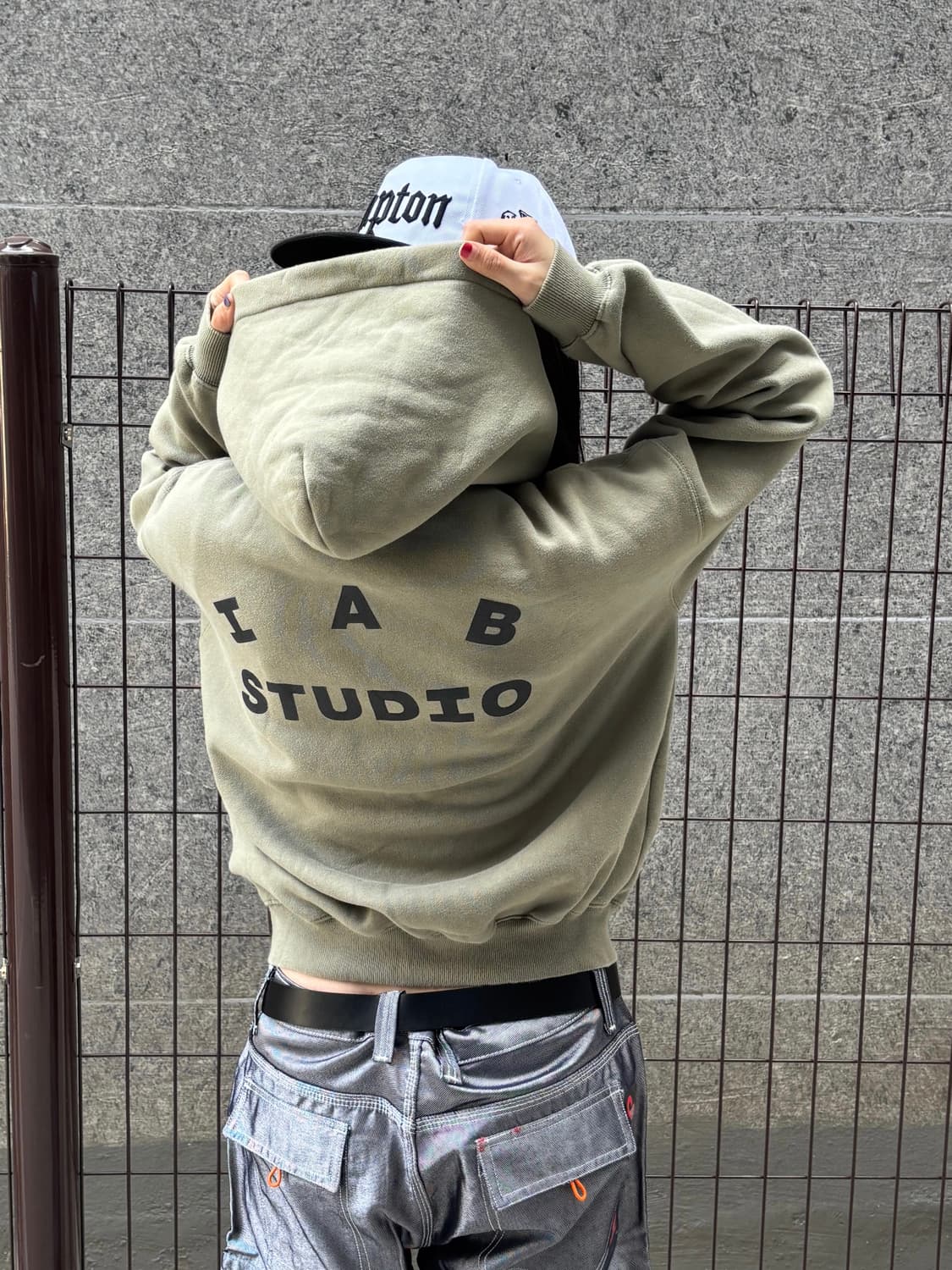 아이앱 스튜디오 카키 로고 후드티 상품이미지3