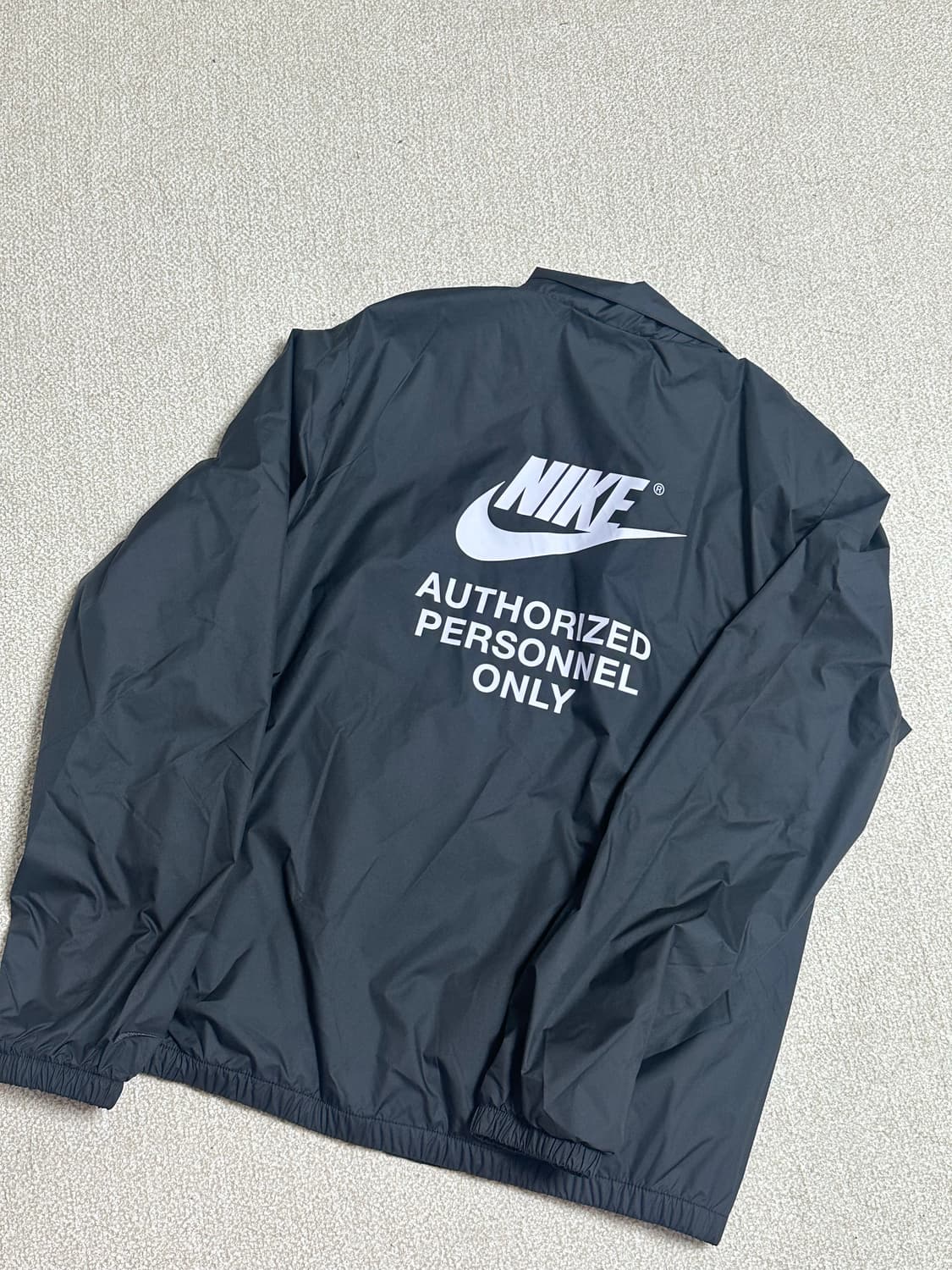 나이키 바람막이 블랙 M사이즈 입니다  큰 하자나 눈에 띄는 오염 없이  상품이미지2