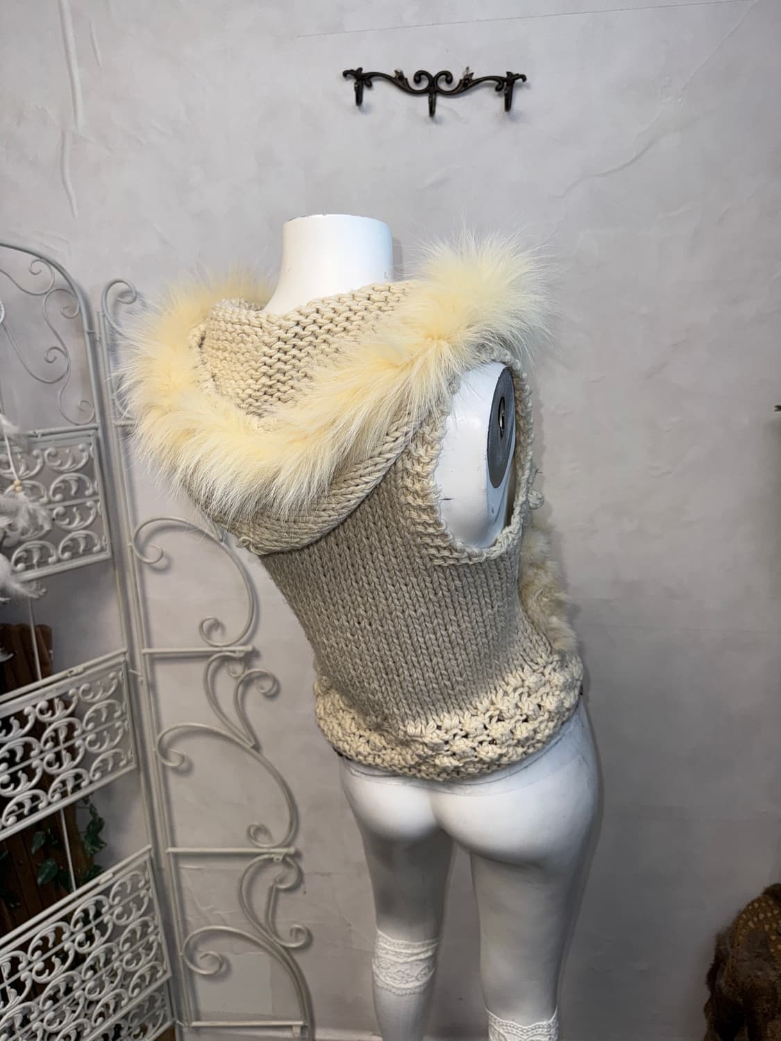 Ivory fur ball detail hood knit vest 상품이미지5