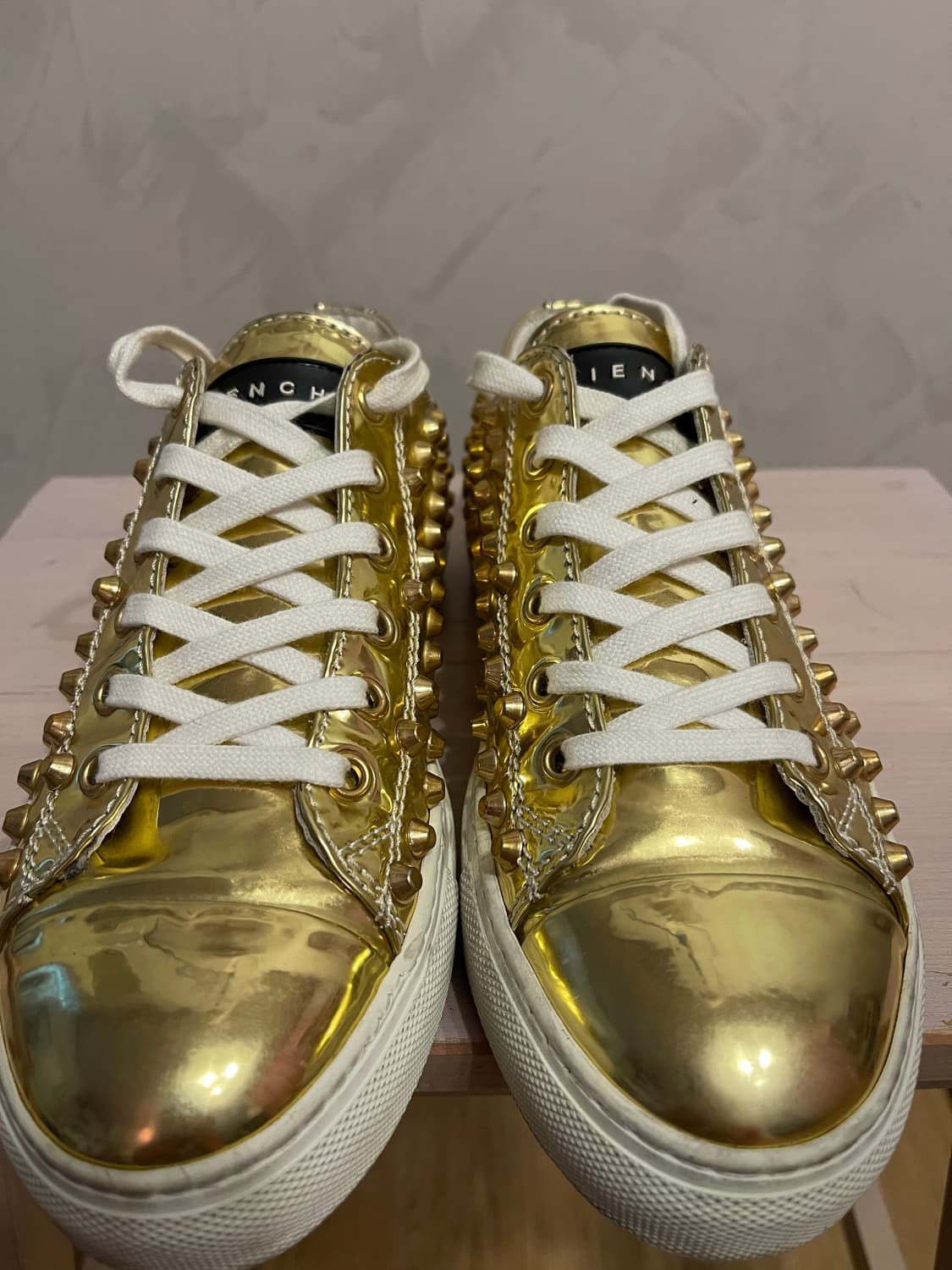  GIENCHI(젠치) 골드 스터드 스니커즈 37 / 박스 포함 상품이미지1
