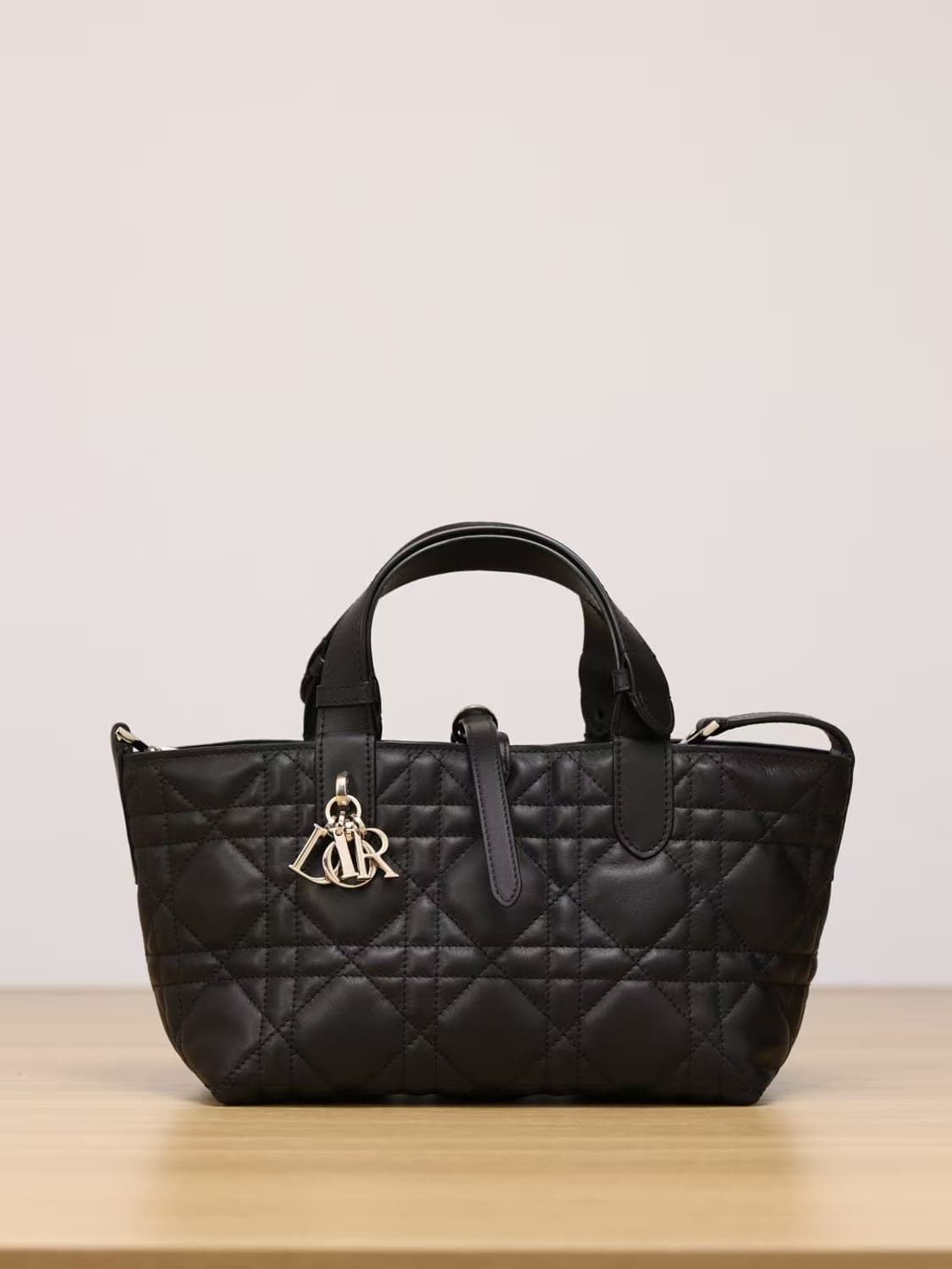 디올 스몰 뚜주흐 백 매크로까나쥬 카프스킨 블랙 상품이미지1