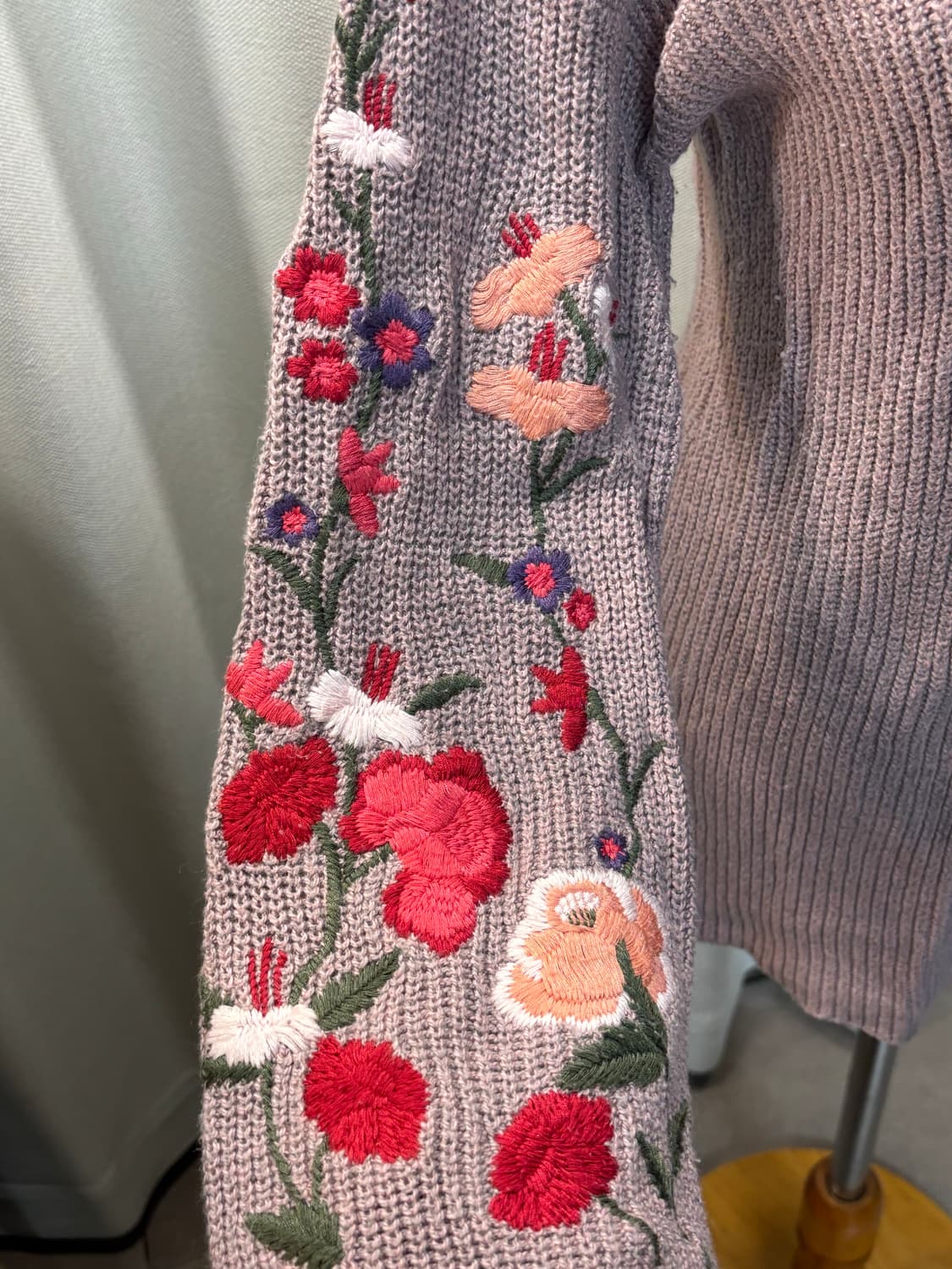 인디핑크 꽃자수 브이넥 니트 상품이미지2