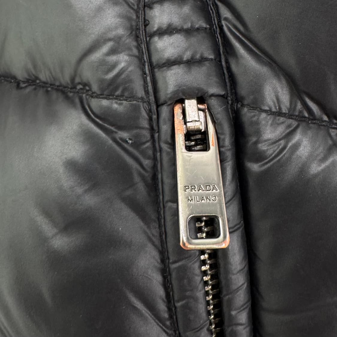 [48사이즈] 프라다 삼각로고 패딩 조끼 베스트 블랙 (SGB628) 상품이미지5
