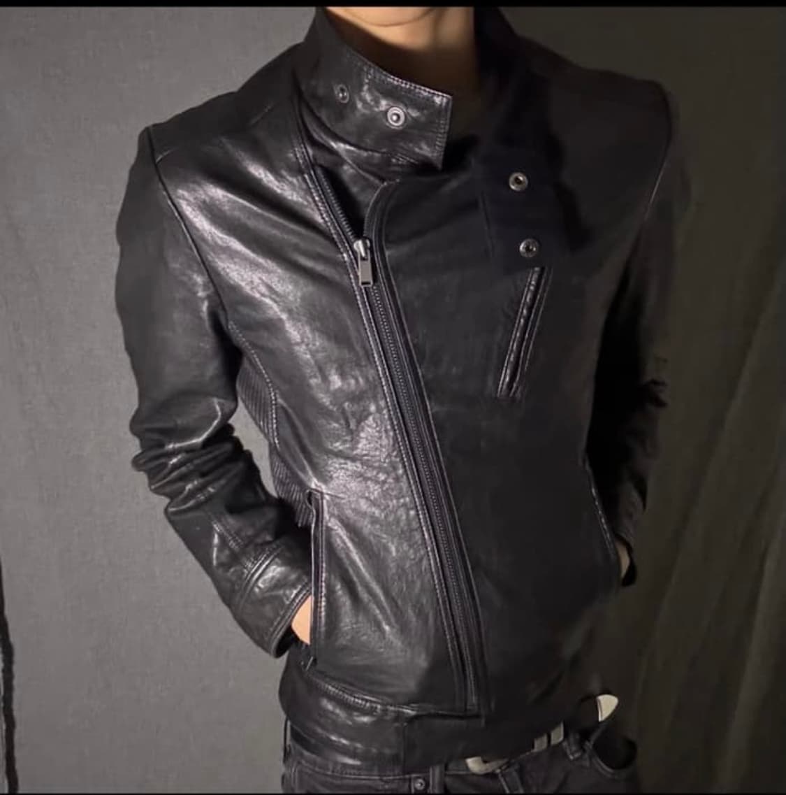 사선 하이넥 레더 재킷 상품이미지3
