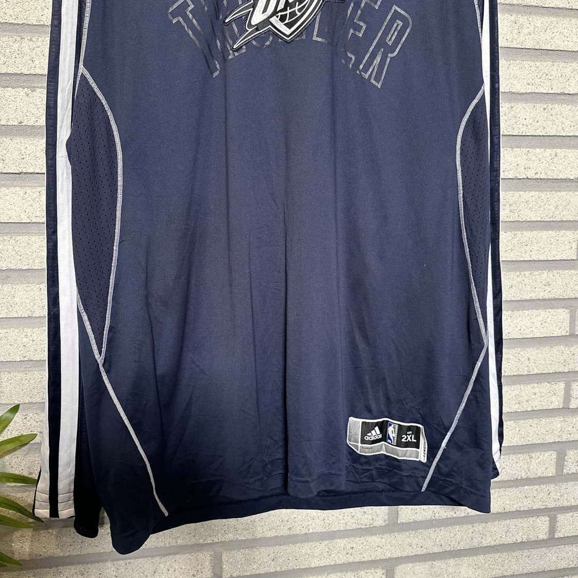 아디다스 NBA OKC 썬더 로고 롱슬리브 브이넥 삼선 디테일 네이비 상품이미지4