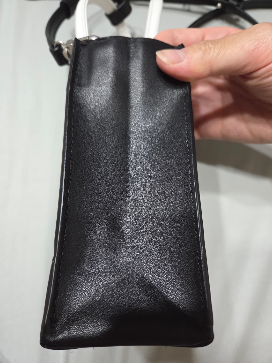 아더에러 스몰 쇼퍼백 느와르 (가죽) 상품이미지5