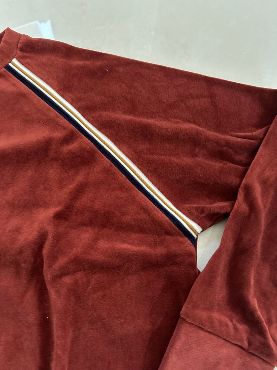 VELOUR CREW NECK TOP 벨벳 크루넥 탑 상품이미지3