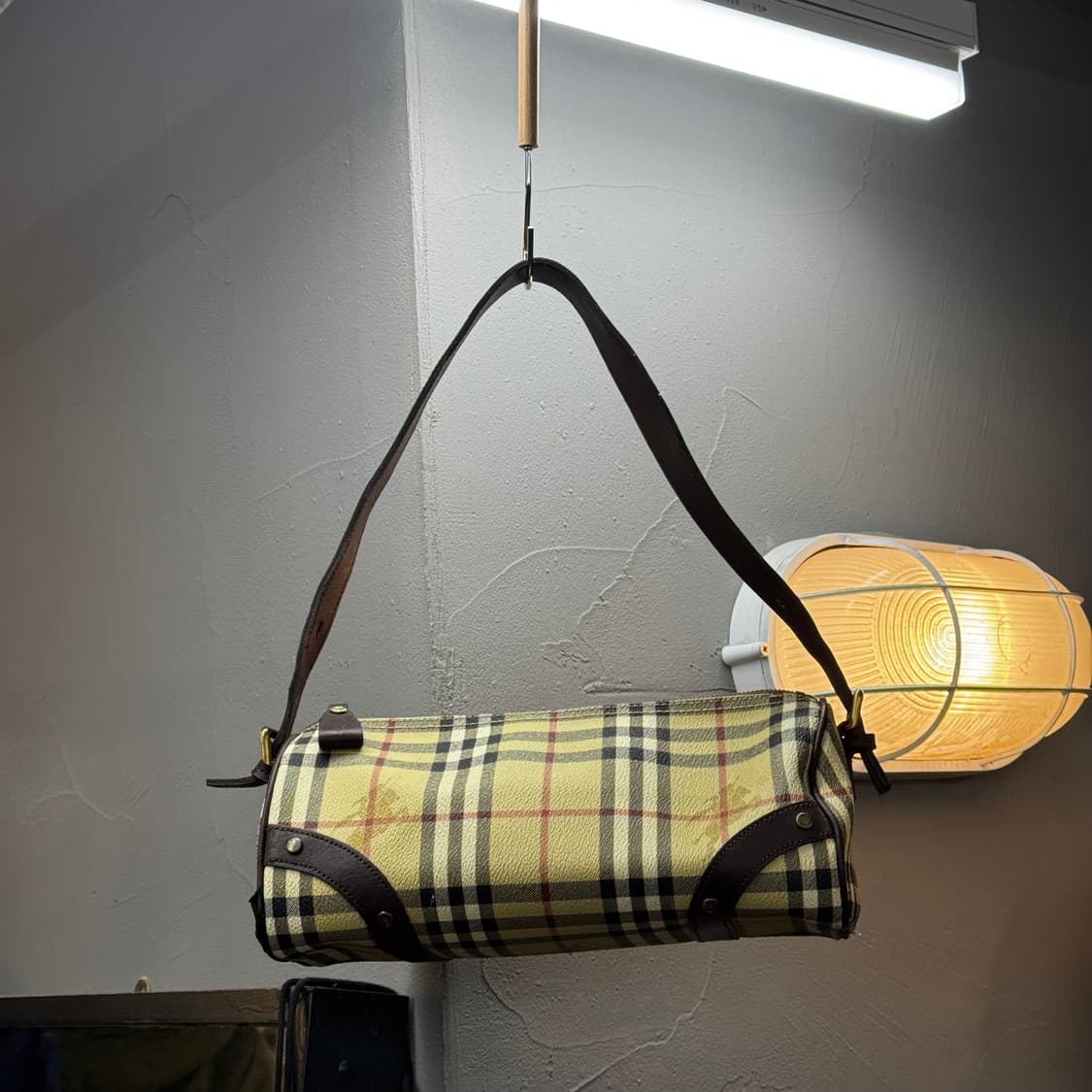 버버리 노바체크 레더 숄더백 실린더백 y2k 상품이미지2