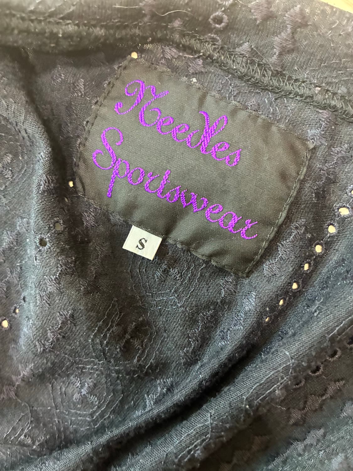 [정품] Needle 아이렛 자수 브이넥 가디건 — 블랙/스몰 상품이미지3