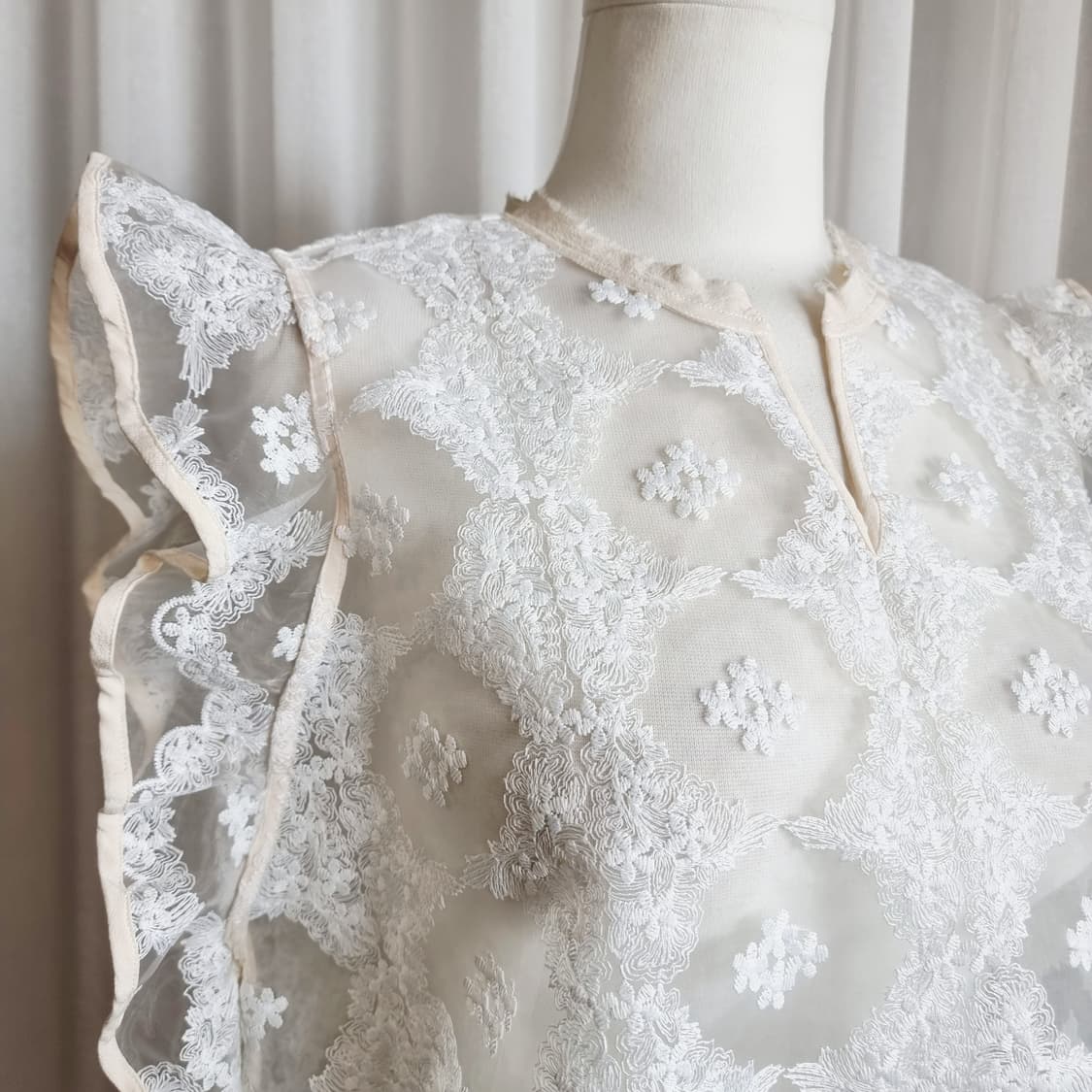 안팔렸으면 하는 마음으로 올리는 산드로 레이스자수 시스루 블라우스 상품이미지3