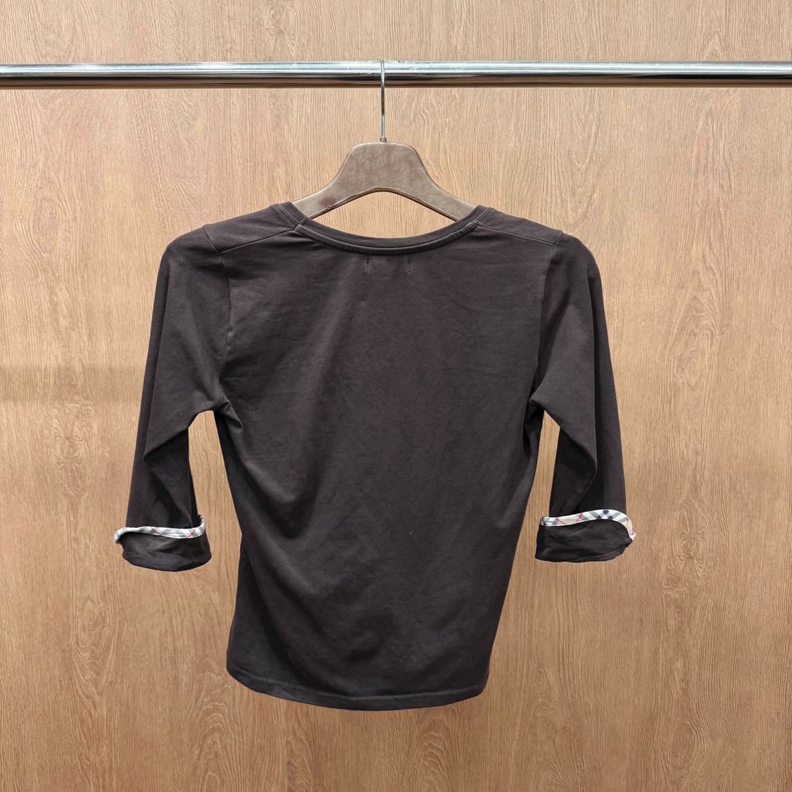 버버리 런던 7부 티셔츠 라운드넥 체크 소매 디테일 슬림핏 브라운 상품이미지3