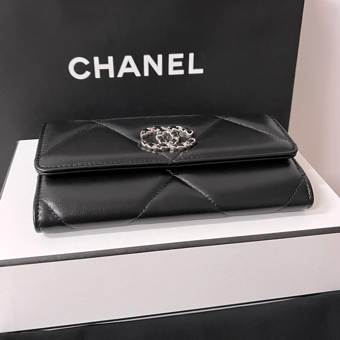 [새상품/풀박스] 샤넬 19램스킨 플랩 중지갑 실버 AP0953 상품이미지7