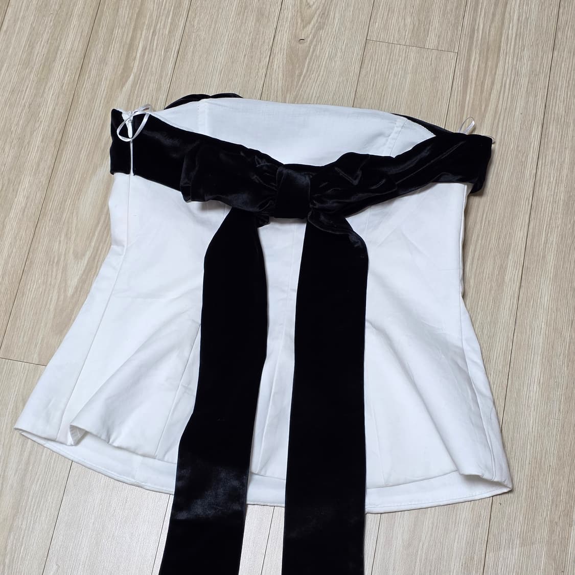 화이트 벨벳 리본 스트랩리스 로맨틱 튜브탑 블라우스 상품이미지3