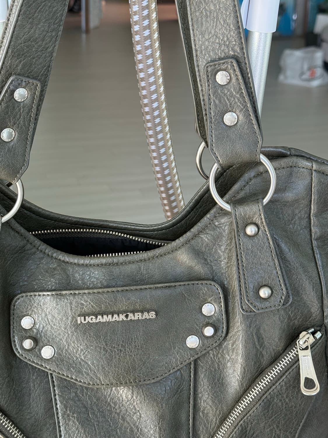 Studded Leather Shoulder Bag (Khaki) 상품이미지6