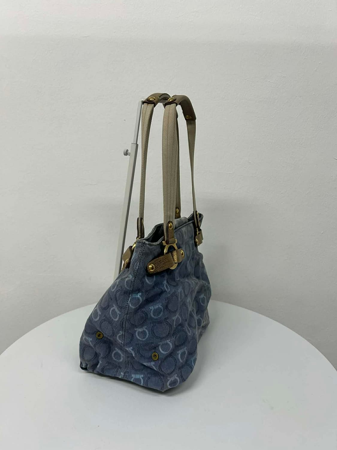 페라가모 간치니 스트랩 캔버스 숄더 토트백 상품이미지2