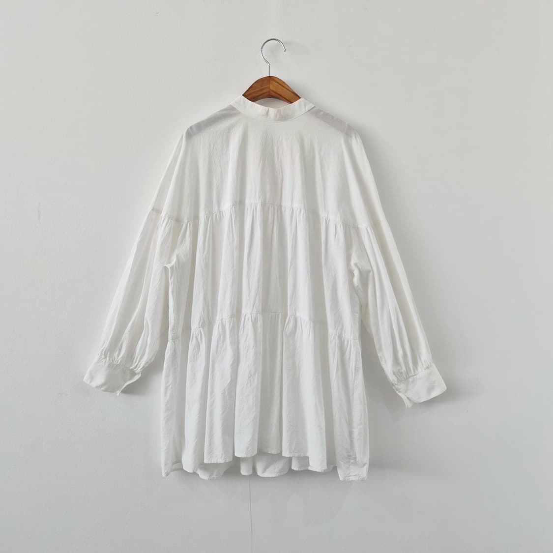 LOWRYS FARM 코튼 화이트 리본 셔링 블라우스 상품이미지2