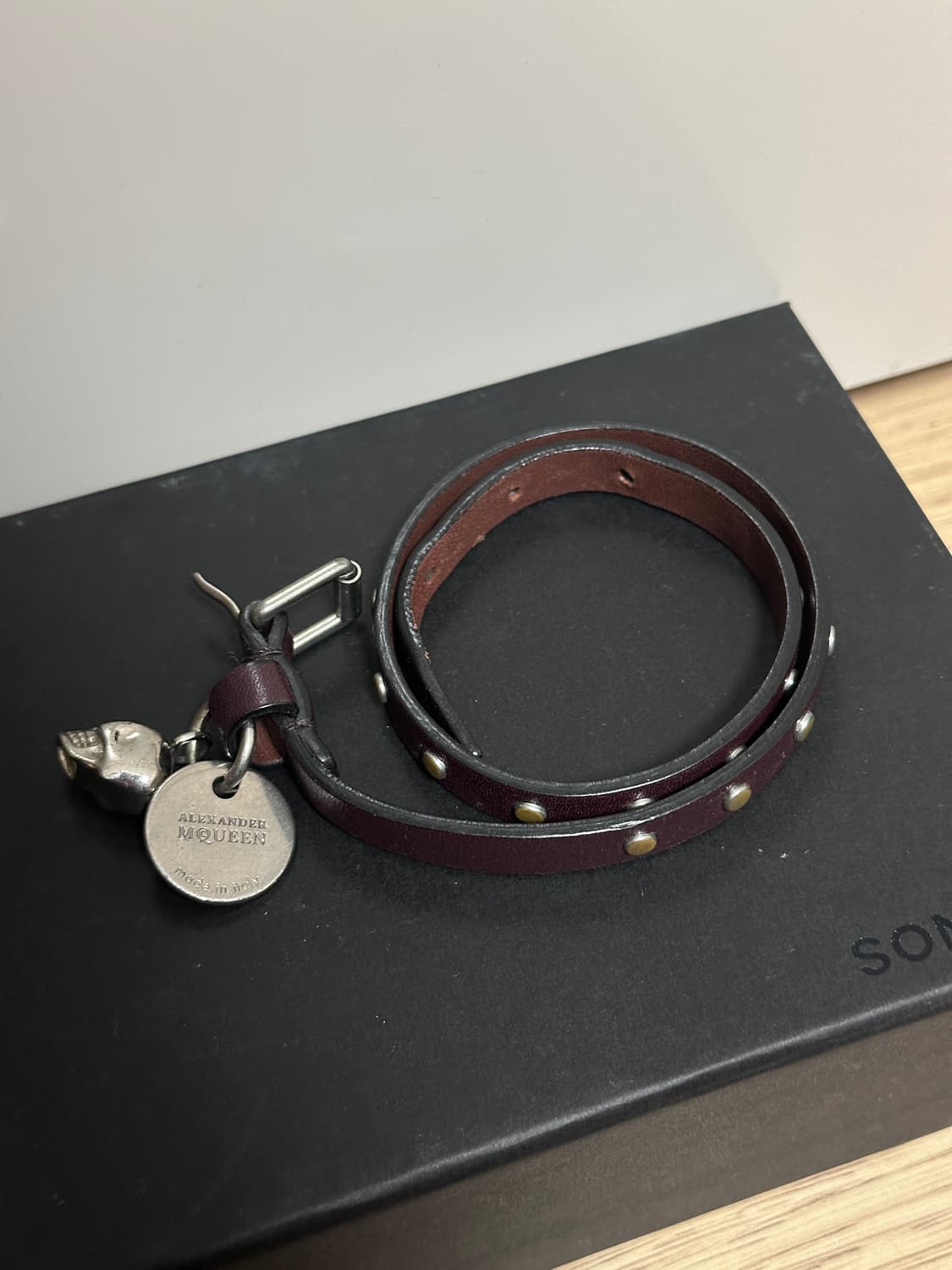 알렉산더 맥퀸 스컬 참 가죽팔찌 상품이미지2