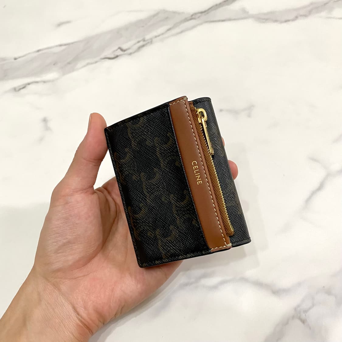 셀린느 트리옹프 캔버스 코인 컴팩트 월렛 반지갑 탄 상품이미지4