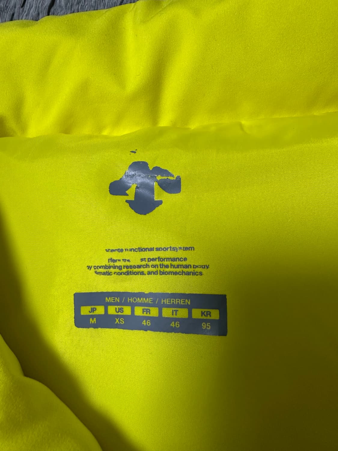 데상트 노란색 패딩 조끼 상품이미지3