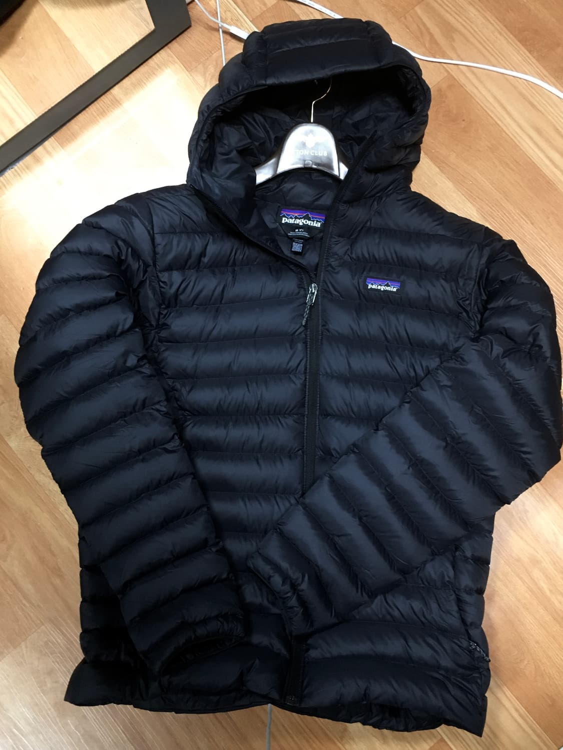 파타고니아 다운스웨터 후디 블랙 상품이미지1