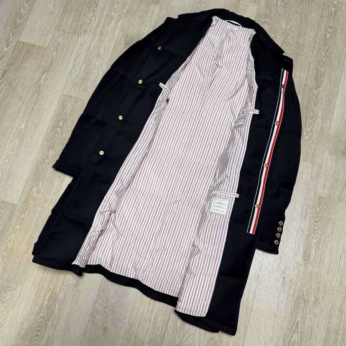 [오버핏 1/새상품급] 톰브라운 백삼선 금장 울 코트 패딩 상품이미지3