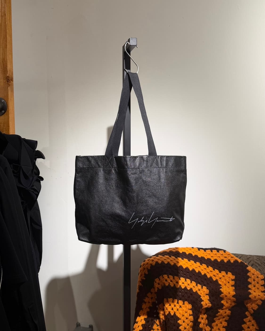 요지 야마모토 블랙 시그니처 레더 토트백 상품이미지1