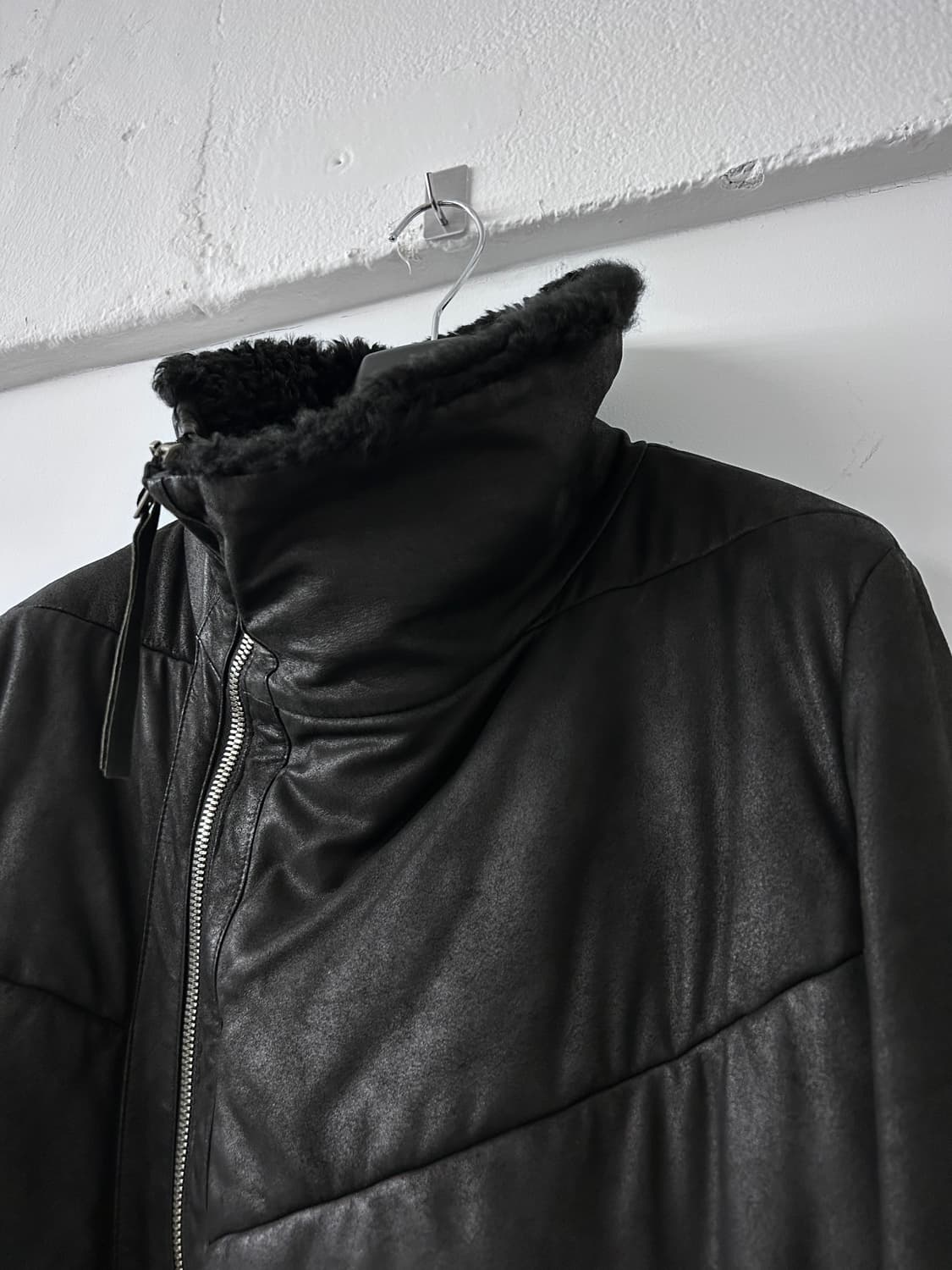 시스템 옴므 비대칭 하이넥 시어링 자켓 상품이미지4