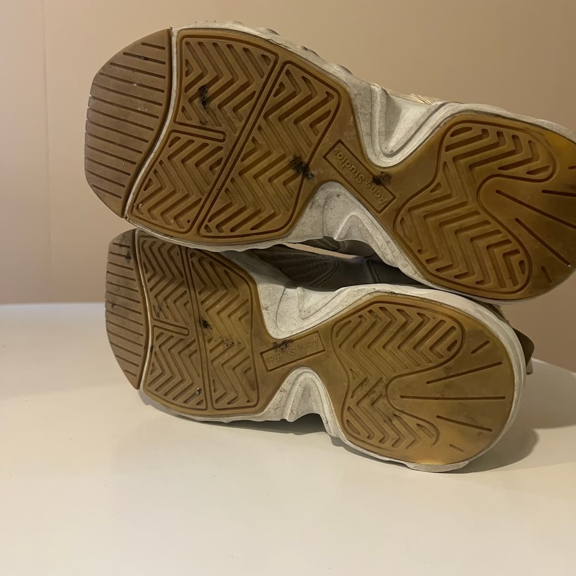 아크네 맨하탄 더티 스니커즈 상품이미지5