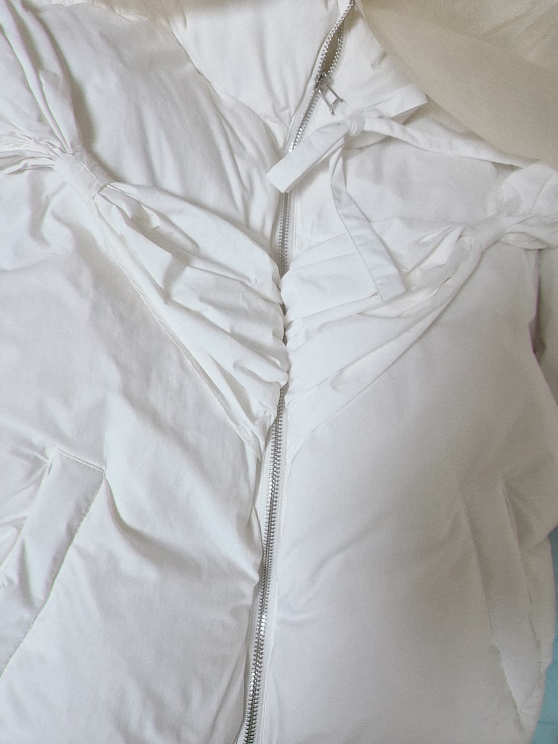 더티스 thetis 리본 푸퍼 아일릿 원희 착용 상품이미지5